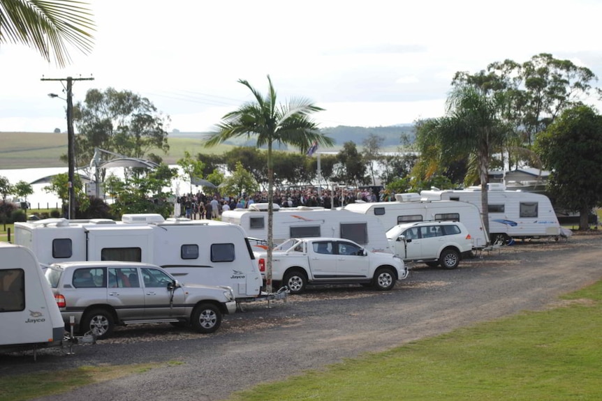 varias caravanas y vehículos recreativos se alinearon en un parque de caravanas
