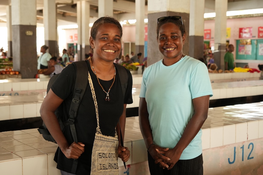Due giovani donne delle Isole Salomone sorridenti