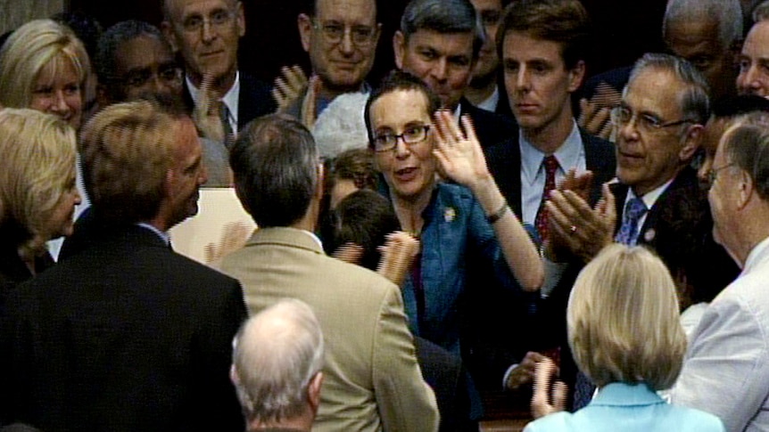 Gabrielle Giffords returns to vote and receives thunderous applause