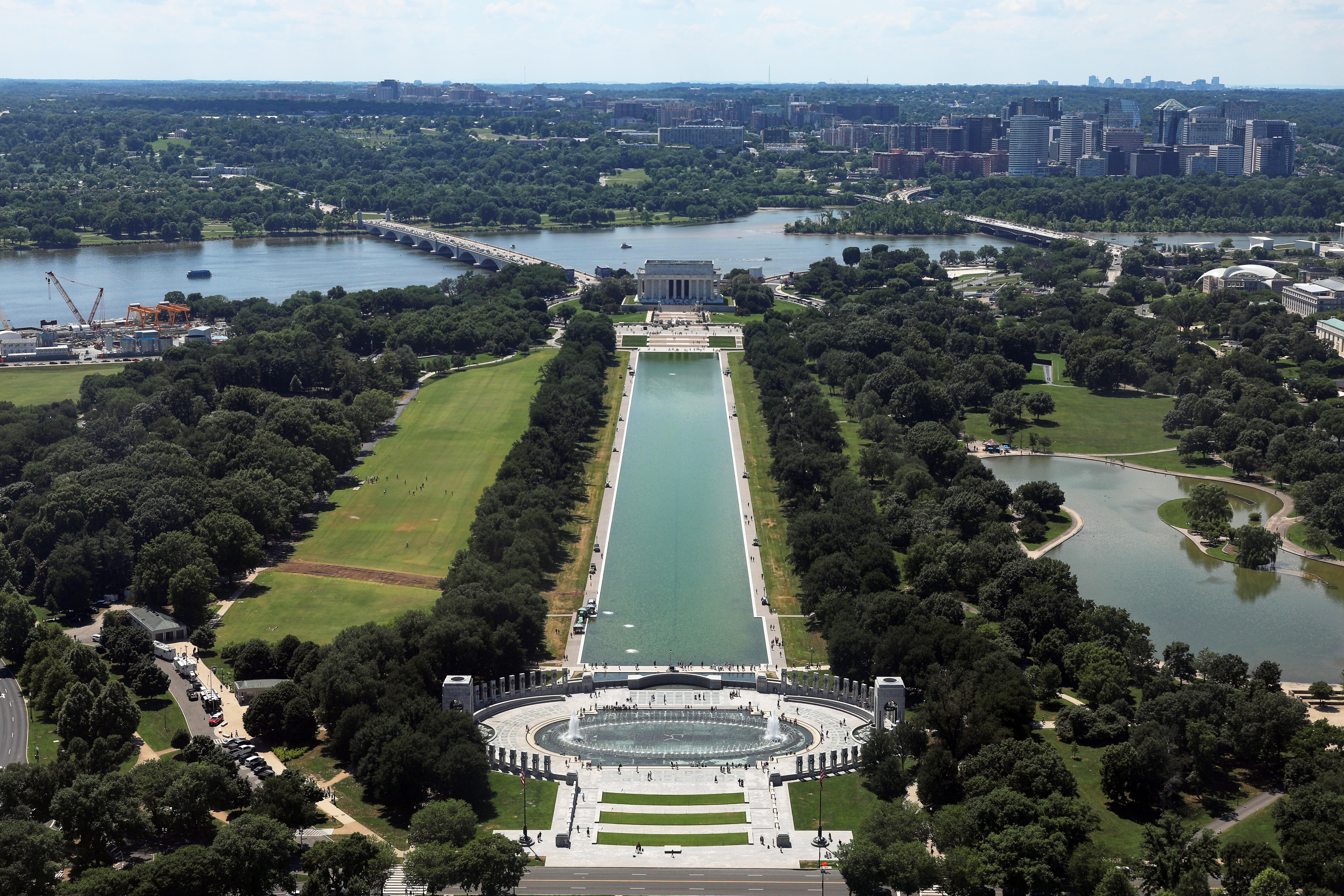 Washington DC Reflecting Pool Turns Green After $20 Million Renovation