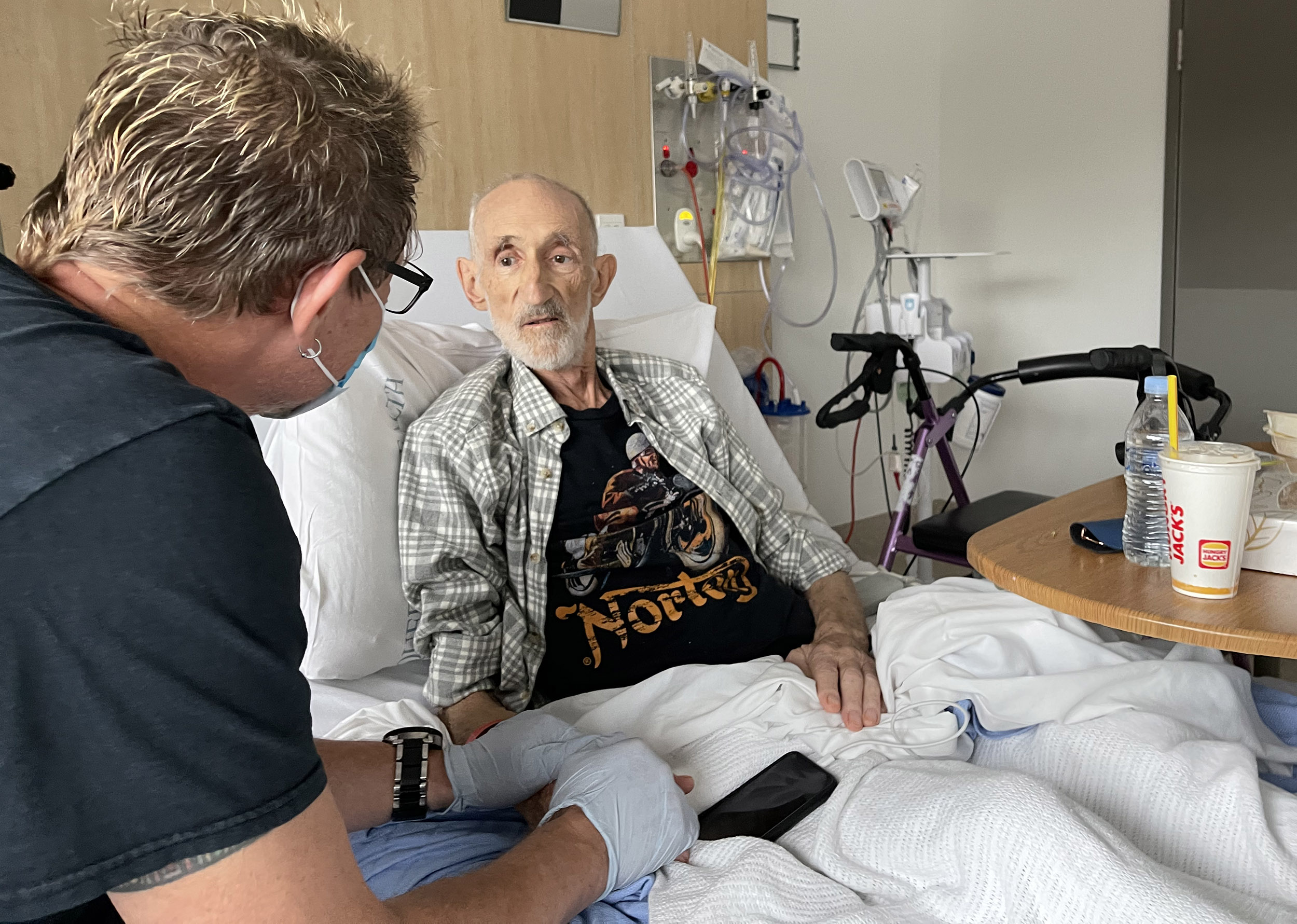 A Day After Leaving Quarantine In Sydney Mark Kilian Holds His Dying Father S Hand In Gold Coast Hospital Abc News