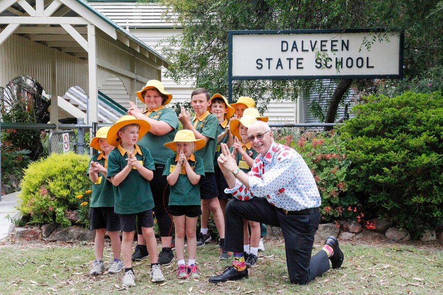 Students from Dalveen State School pose for a photo with Dr Karl.