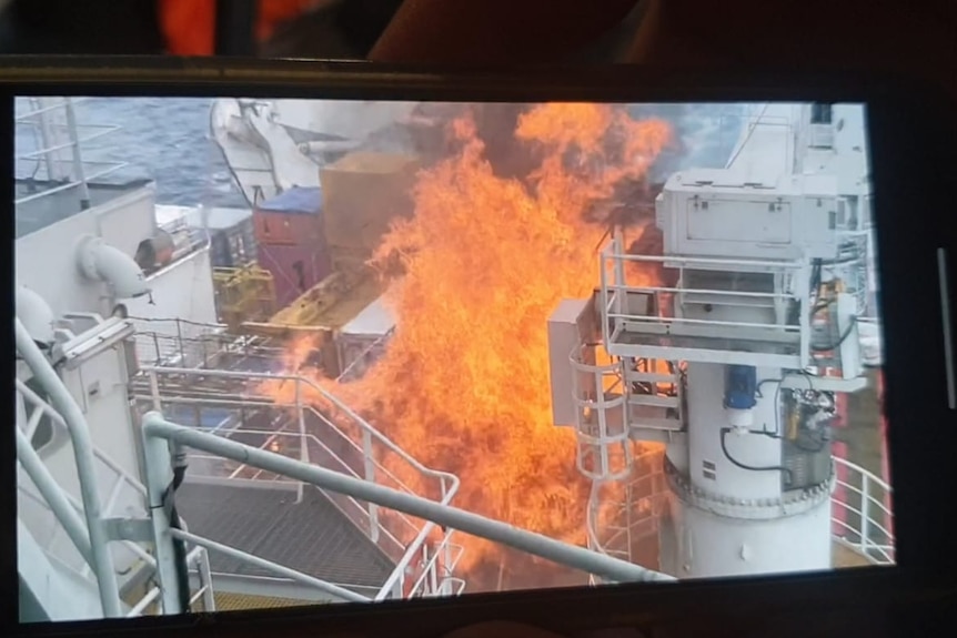 Image d'incendie sur le pont du navire de ravitaillement antarctique Everest.