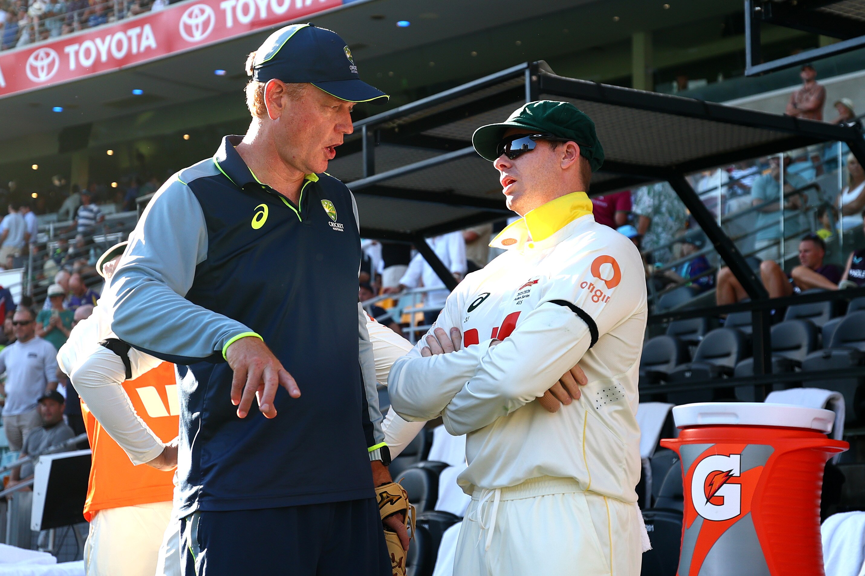 El entrenador australiano Andrew McDonald habla con el capitán Steve Smith al margen de la segunda prueba en Gabba.