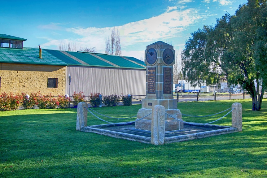 Bothwell war memorial clock