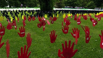The Walk for Reconciliation in December 2000 ended in a sea of hands at Kings Domain in Melbourne. (Carla Gottgens/AAP)