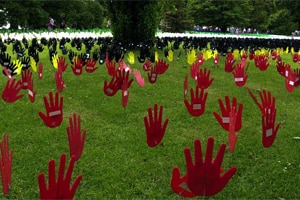 The Walk for Reconciliation in December 2000 ended in a sea of hands at Kings Domain in Melbourne. (Carla Gottgens/AAP)