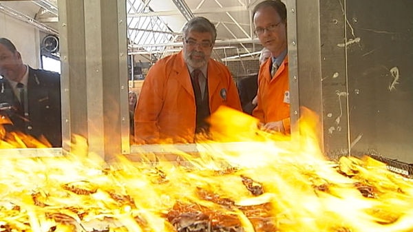 Federal Science Minister Kim Carr and CSIRO researcher  Andrew Sullivan check out the Pyrotron tunnel