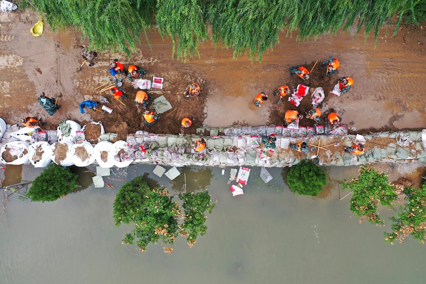山西洪灾中救援人员在搭建临时堤坝。