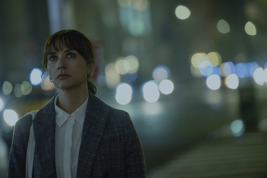 Rashida Jones standing on a street in the film On the Rocks