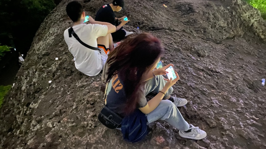 中国玩家一起玩手机游戏。
