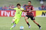Kearyn Baccus (R) of the Wanderers competes for the ball with the Red Diamonds' Takahiro Sekine