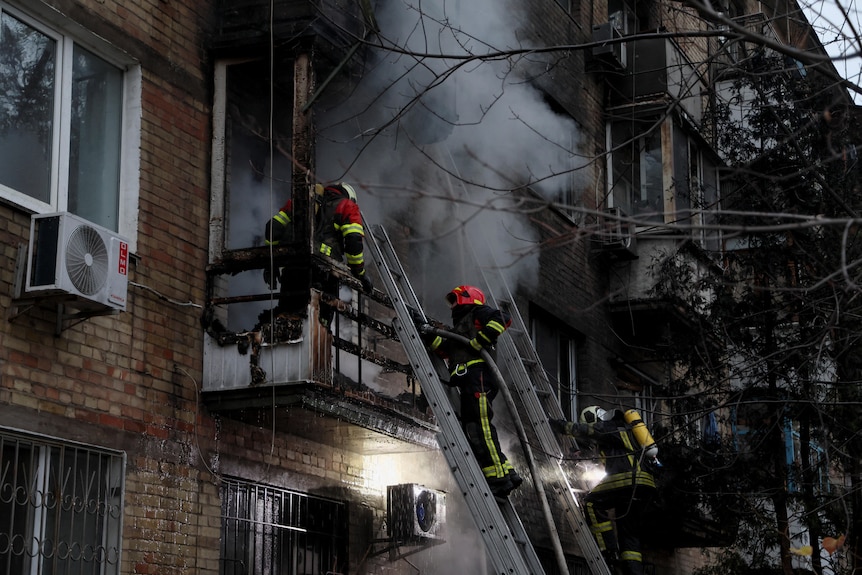 Pompierii lucrează pentru a stinge un incendiu într-un bloc de locuințe.