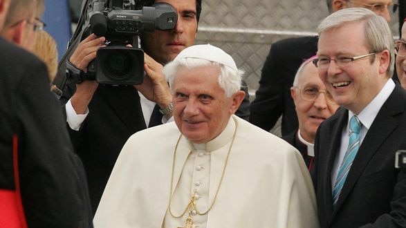 Pope Bendicict XVI (left) arrives in Sydney, flanked by Prime Minister Kevin Rudd