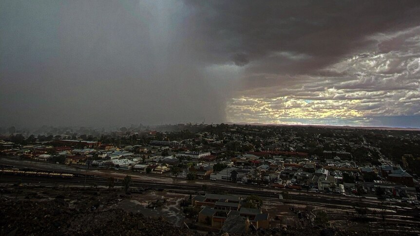 A large storm cell approaches Broken Hill.