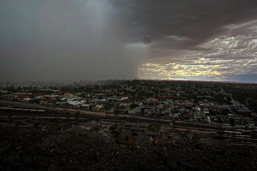 A large storm cell approaches Broken Hill 