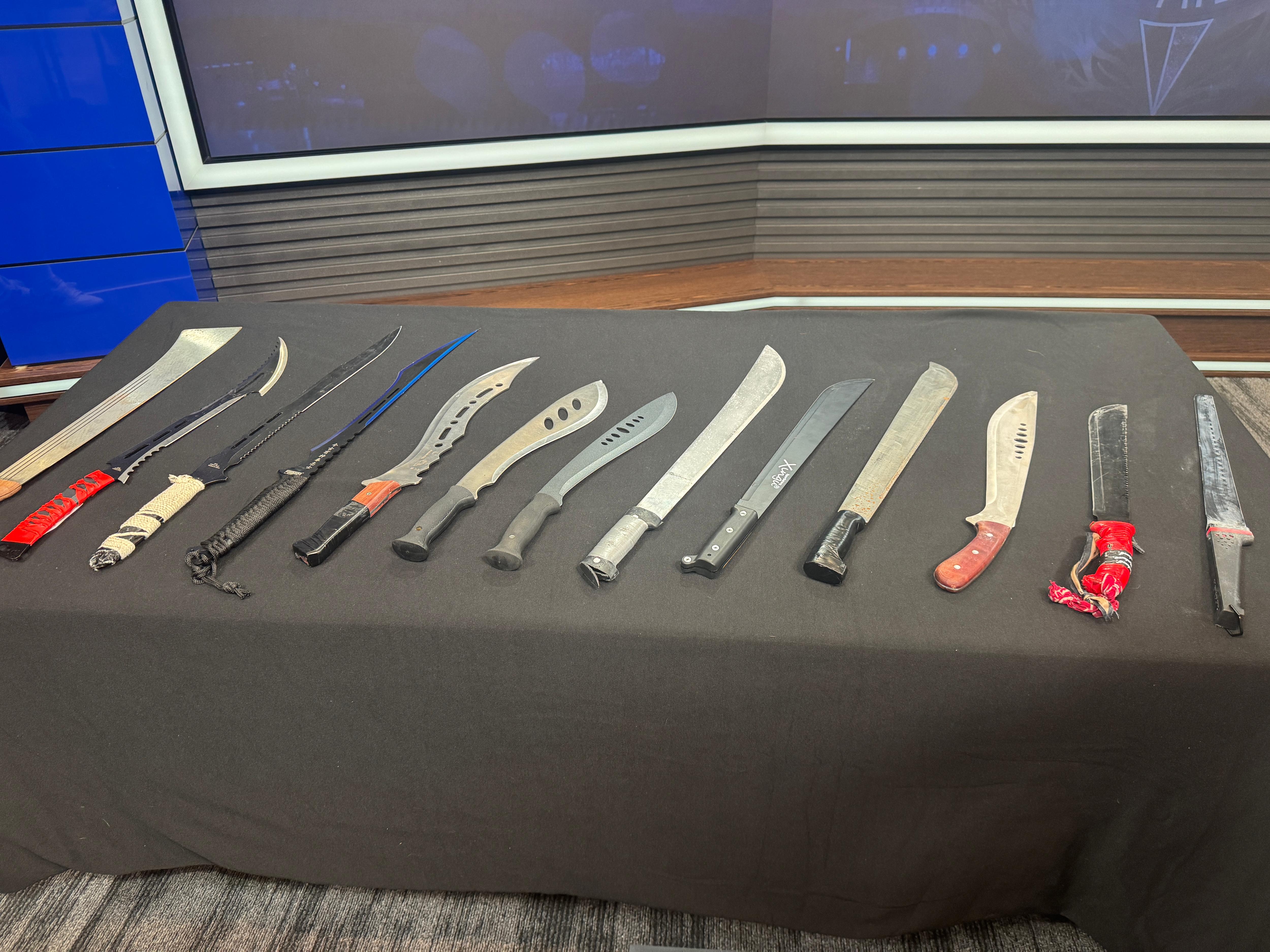 Una mesa con muchos cuchillos largos.