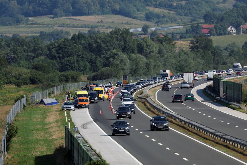 Panoramica di un relitto sul lato sinistro di un'autostrada in campagna in una giornata di sole