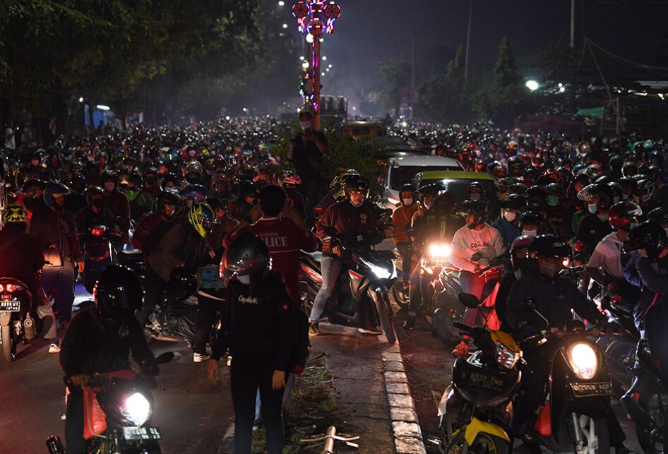 Pemudik Motor Lawan Arah