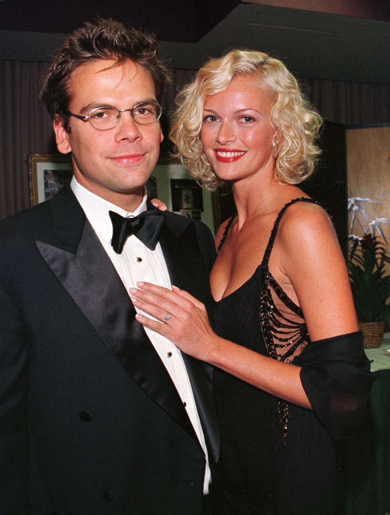 Sarah Murdoch in Lachlan Murdoch's arms. Both are in formal wear 