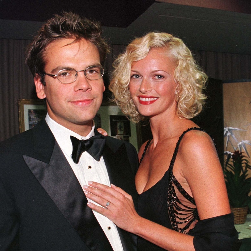 Sarah Murdoch in Lachlan Murdoch's arms. Both are in formal wear 