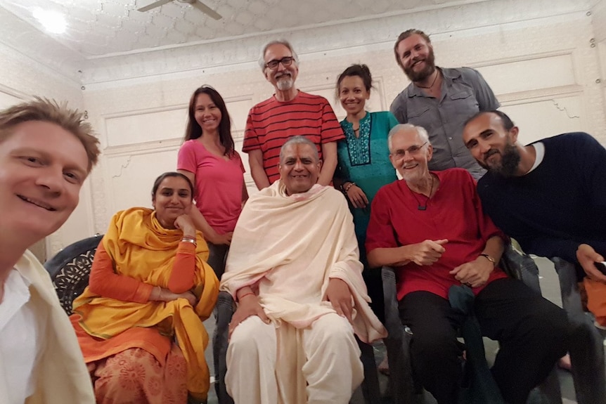 Un groupe de personnes multiconfessionnelles souriant à la caméra.