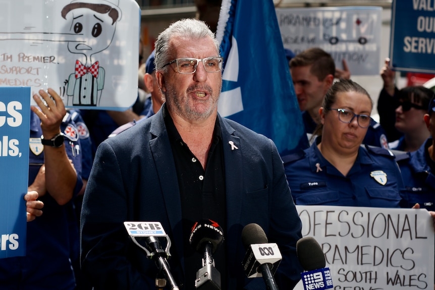 Health Services Union secretary Gerard Hayes speaking at a rally of NSW paramedics over pay