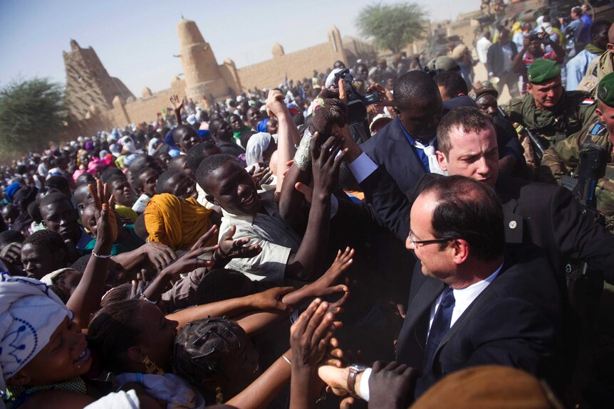 Hollande mobbed by supporters in Mali