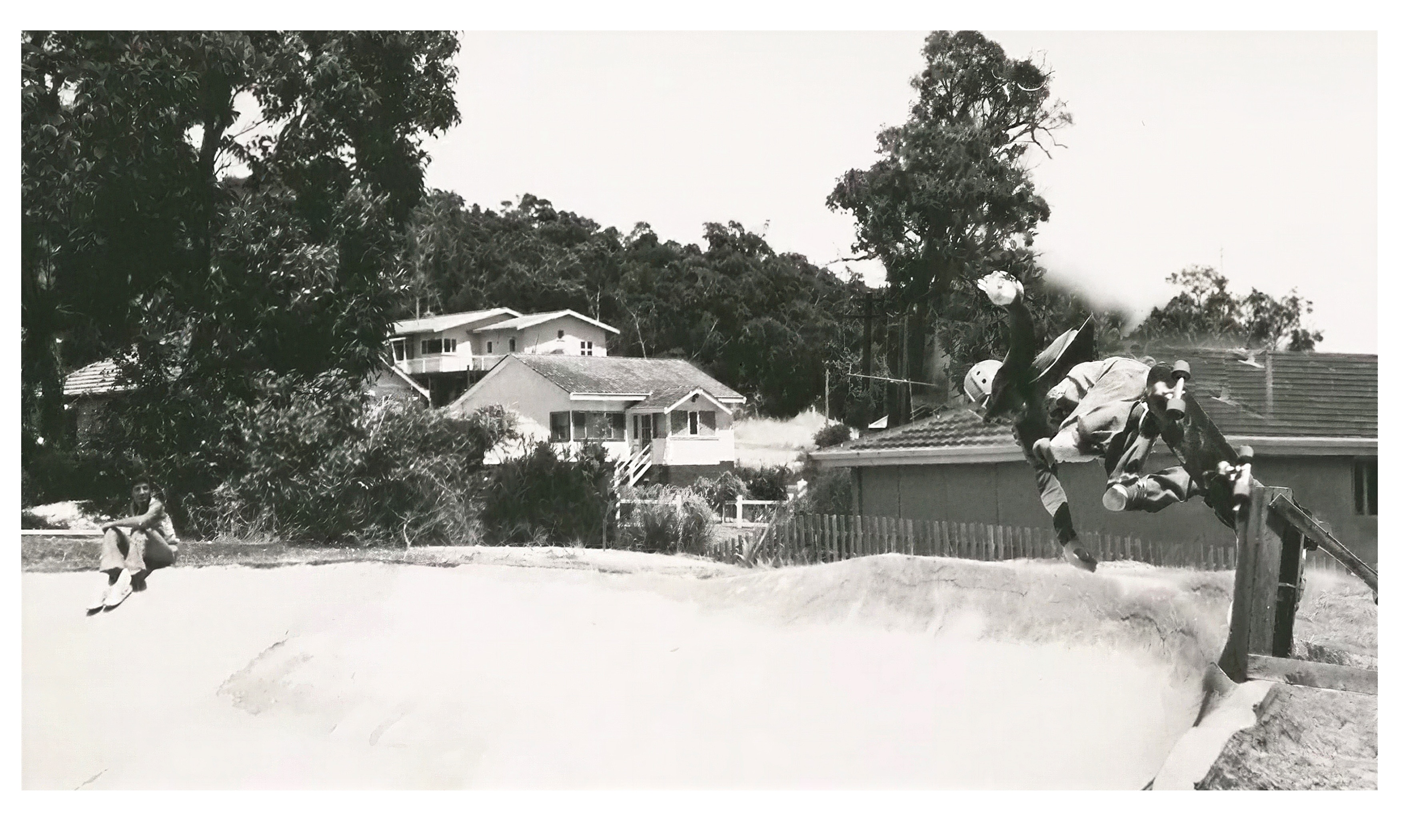 Un patinador usa un poste de cerca para hacer un truco. 
