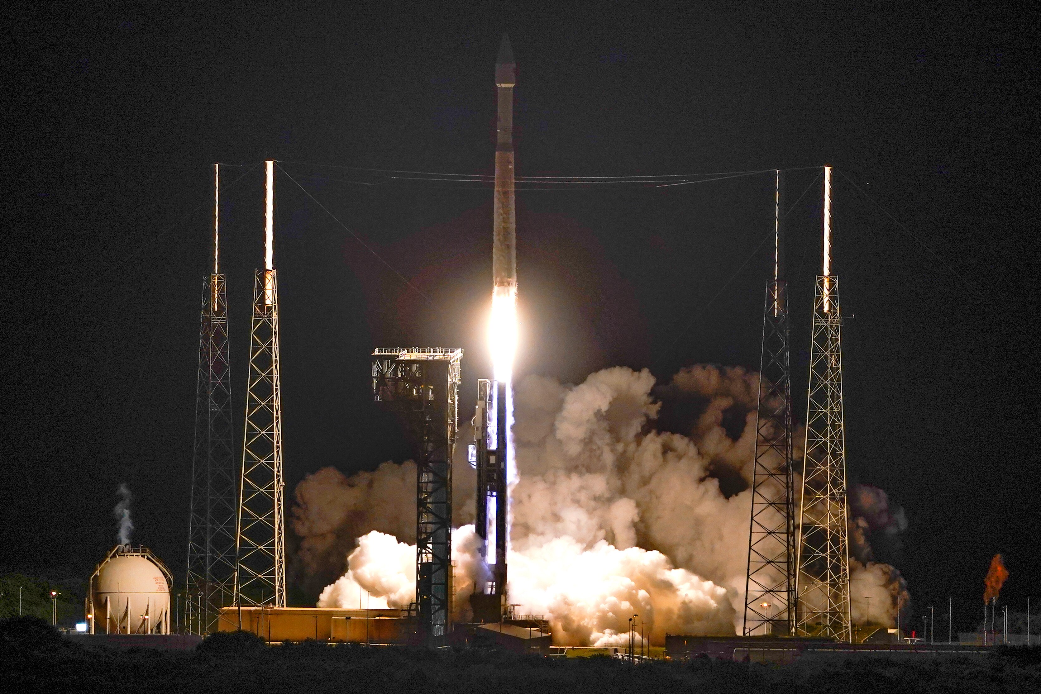 NASA's Asteroid-chasing Rocket Lucy Blasts Into The Sky With Diamonds ...