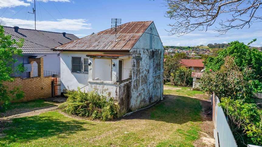 La «demi-maison» historique de Warrawong est mise aux enchères à Wollongong alors que les théories abondent