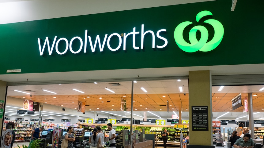 People at the Woolworths in Leanyer, Darwin.