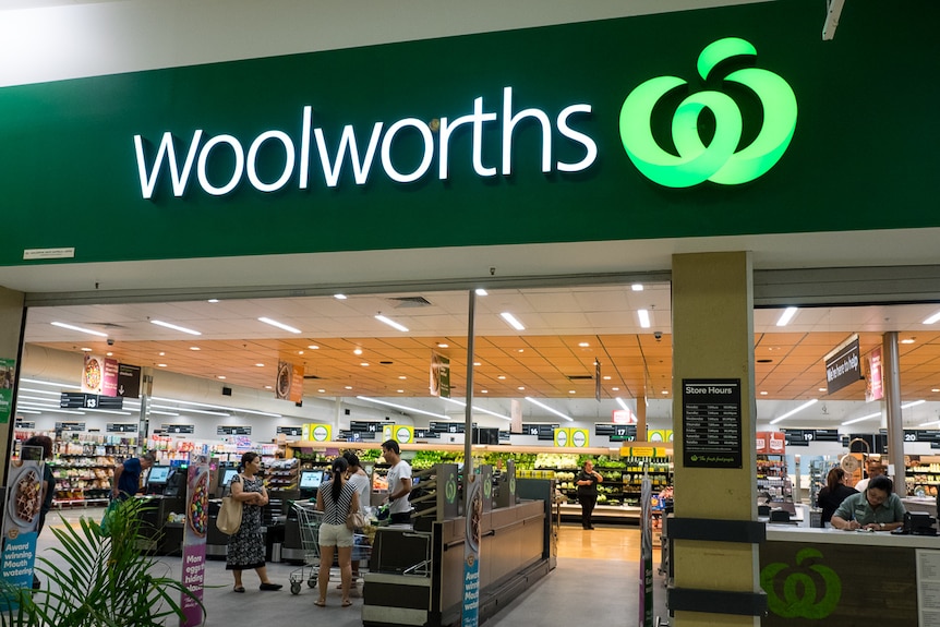 People at the Woolworths in Leanyer, Darwin.