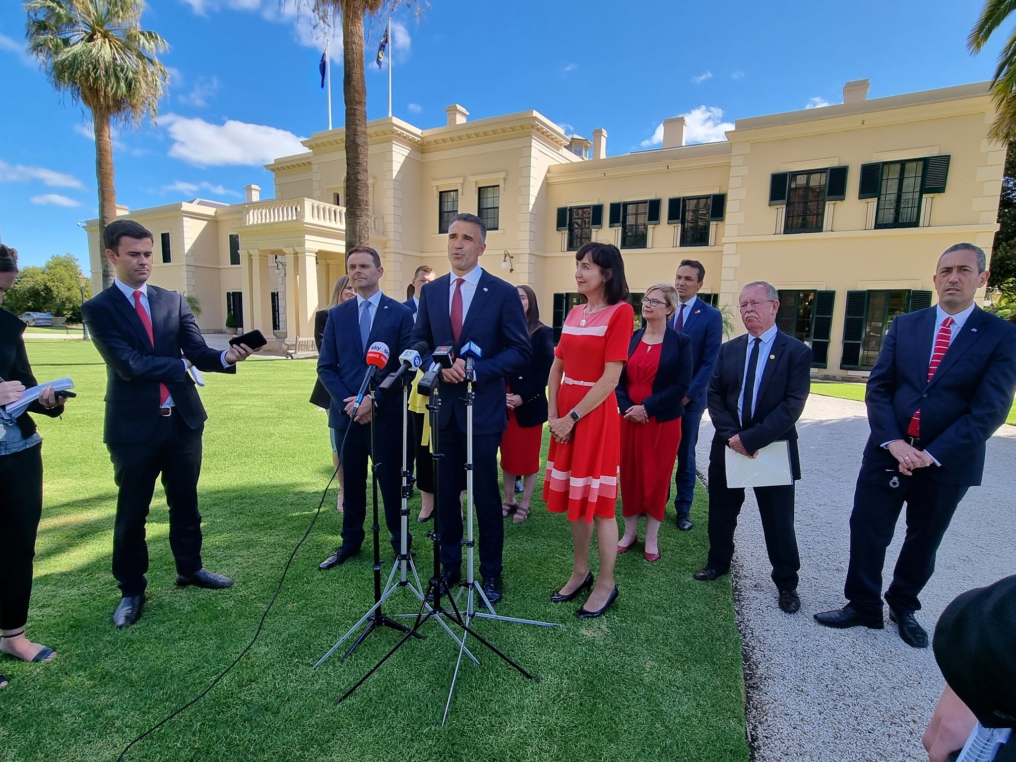 New South Australian sworn in, with independent Geoff Brock