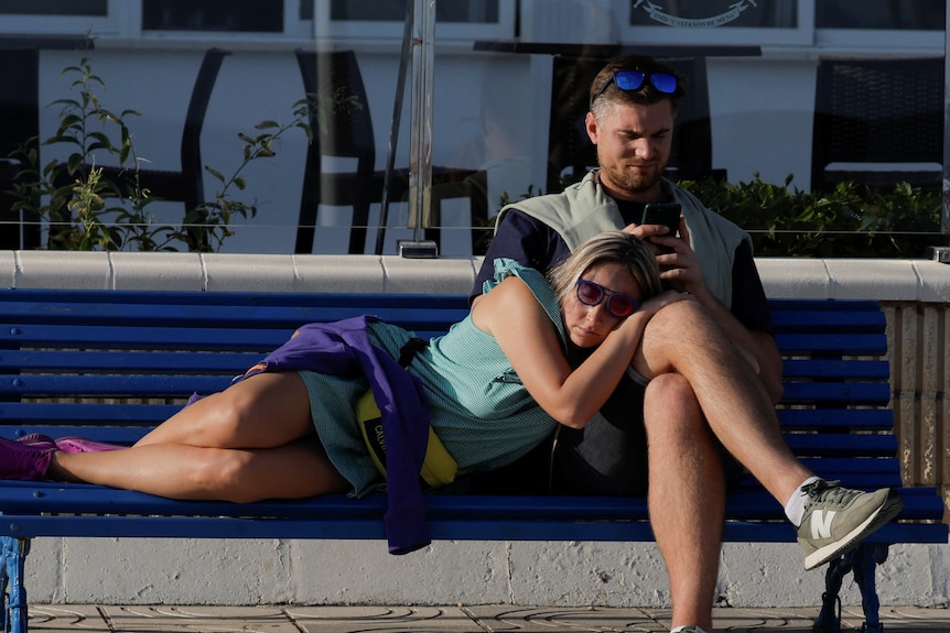 Picture of a couple sitting on a bench 