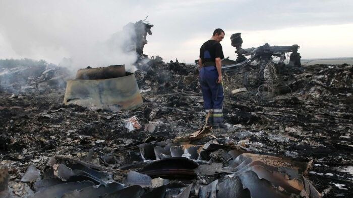 petugas emergency di lokasi jatuhnya pesawat MH17