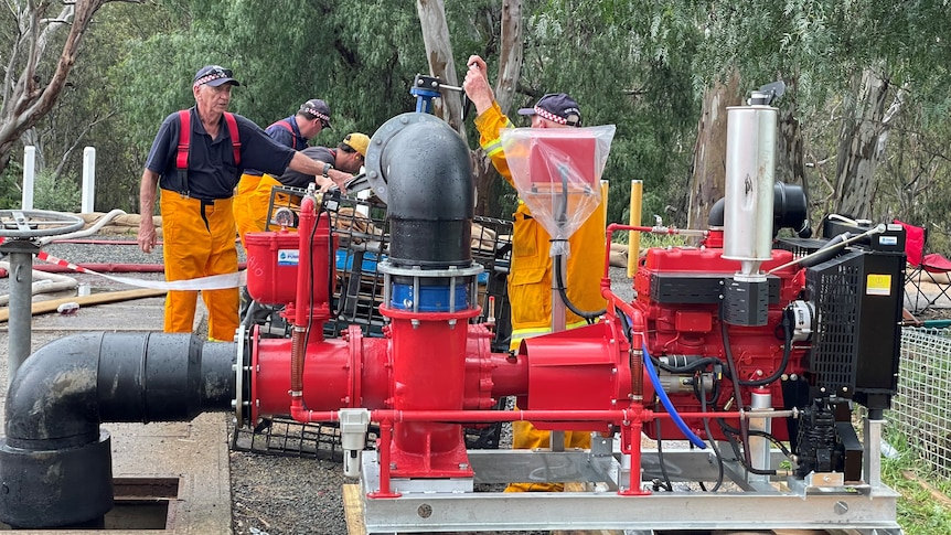 a large flood pump with SES workers nearby.