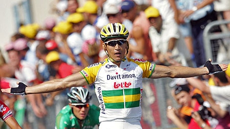 Robbie McEwen ends the 13th stage a winner