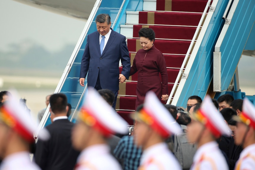 中国国家主席习近平携夫人彭丽媛到访越南。