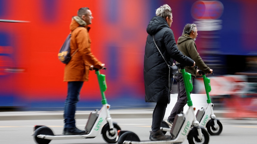 Les Parisiens votent massivement pour bannir les scooters électriques de location