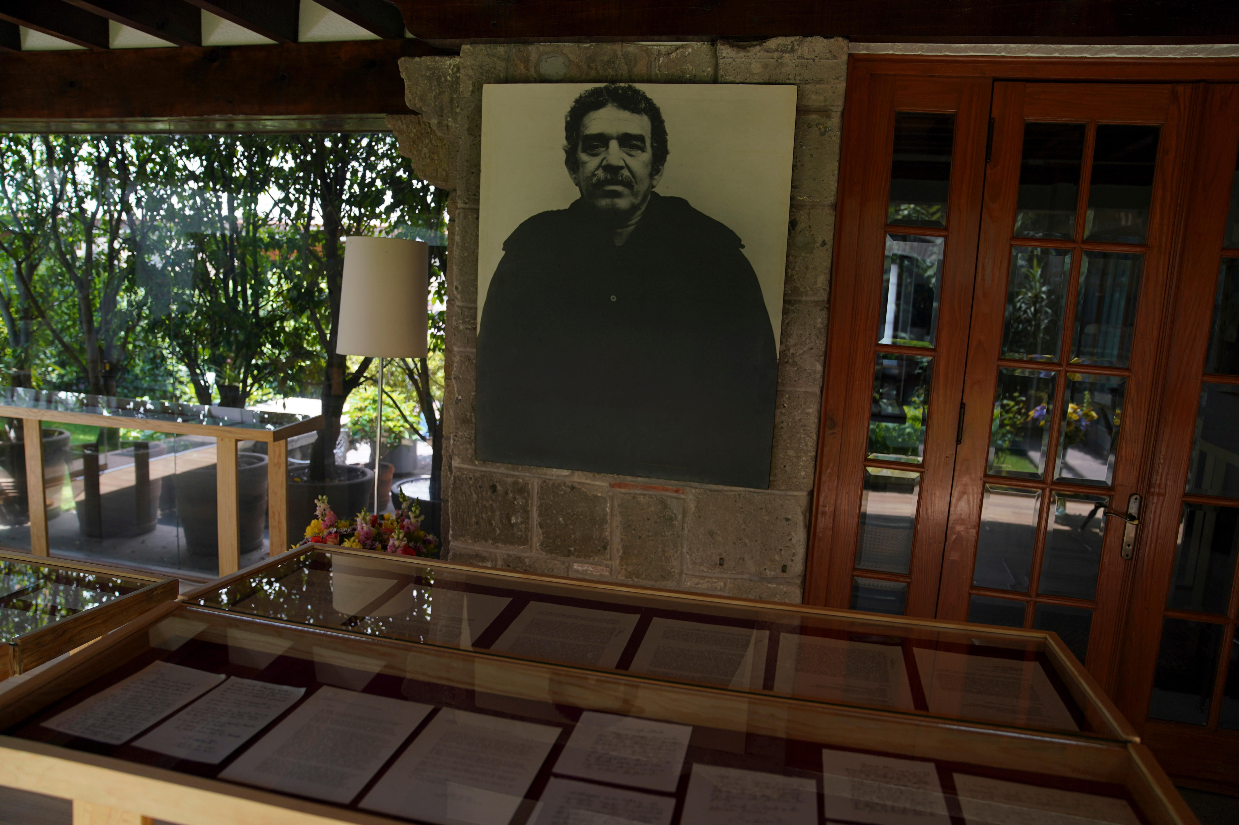 A picture of Gabriel García Márquez sits behind a glass display cabinet