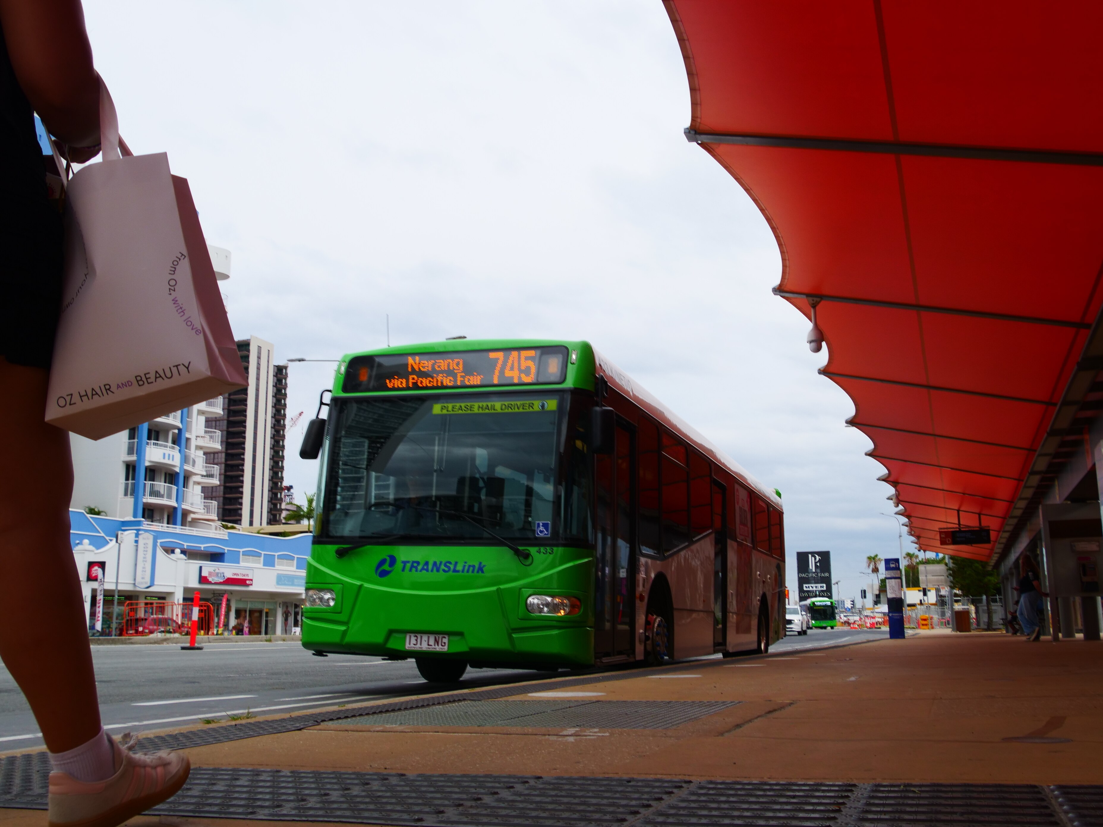 Un autobús en la estación Broadbeach South, Gold Coast.