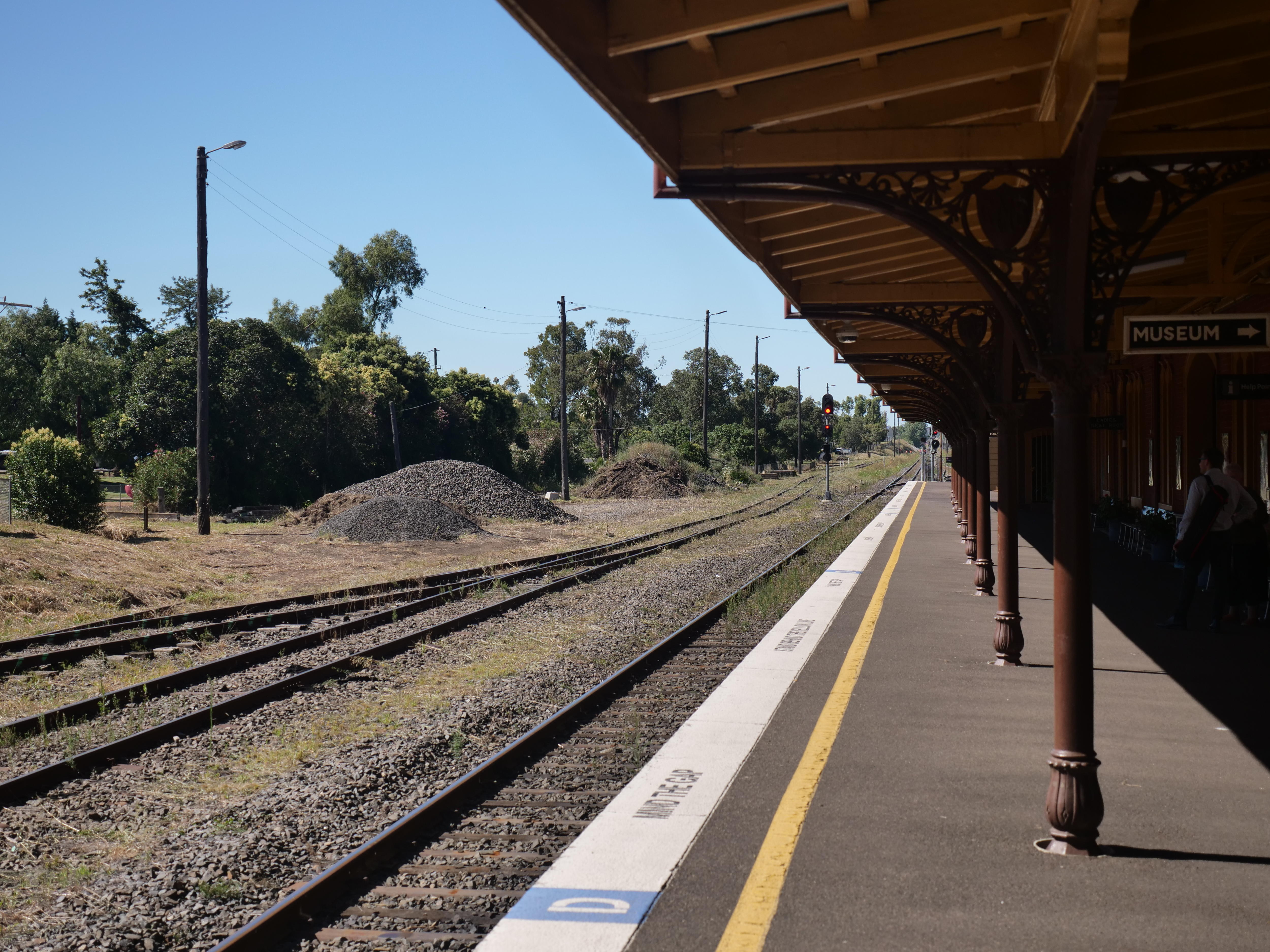 Vista da linha férrea da estação.