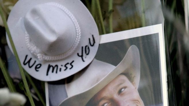 Fans leave memorials for Heath Ledger