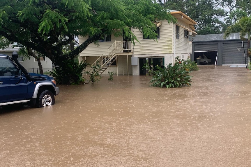 Una casa estilo Queenslander que se ha inundado.