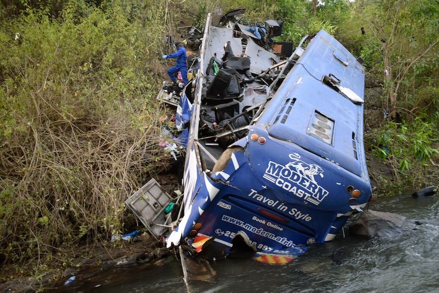 Un autobuz s-a prăbușit pe malul unui râu, aproape rupt în jumătate