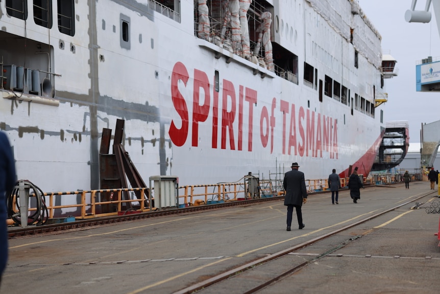 正在建造的船舶侧面，白色背景上用红色文字写着“塔斯马尼亚精神号”。