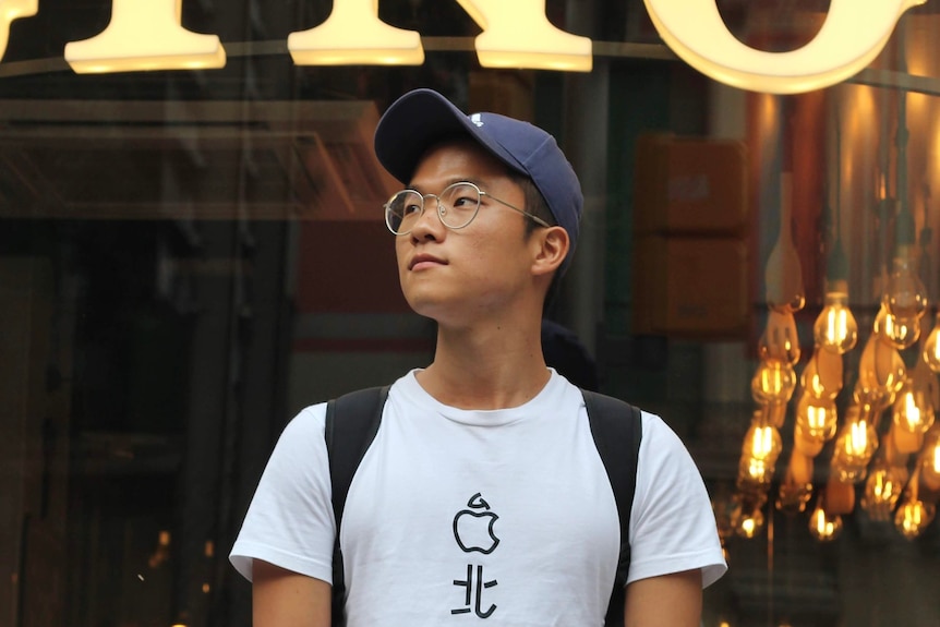 A picture of a man of Korean appearance in a cap and white t-shirt