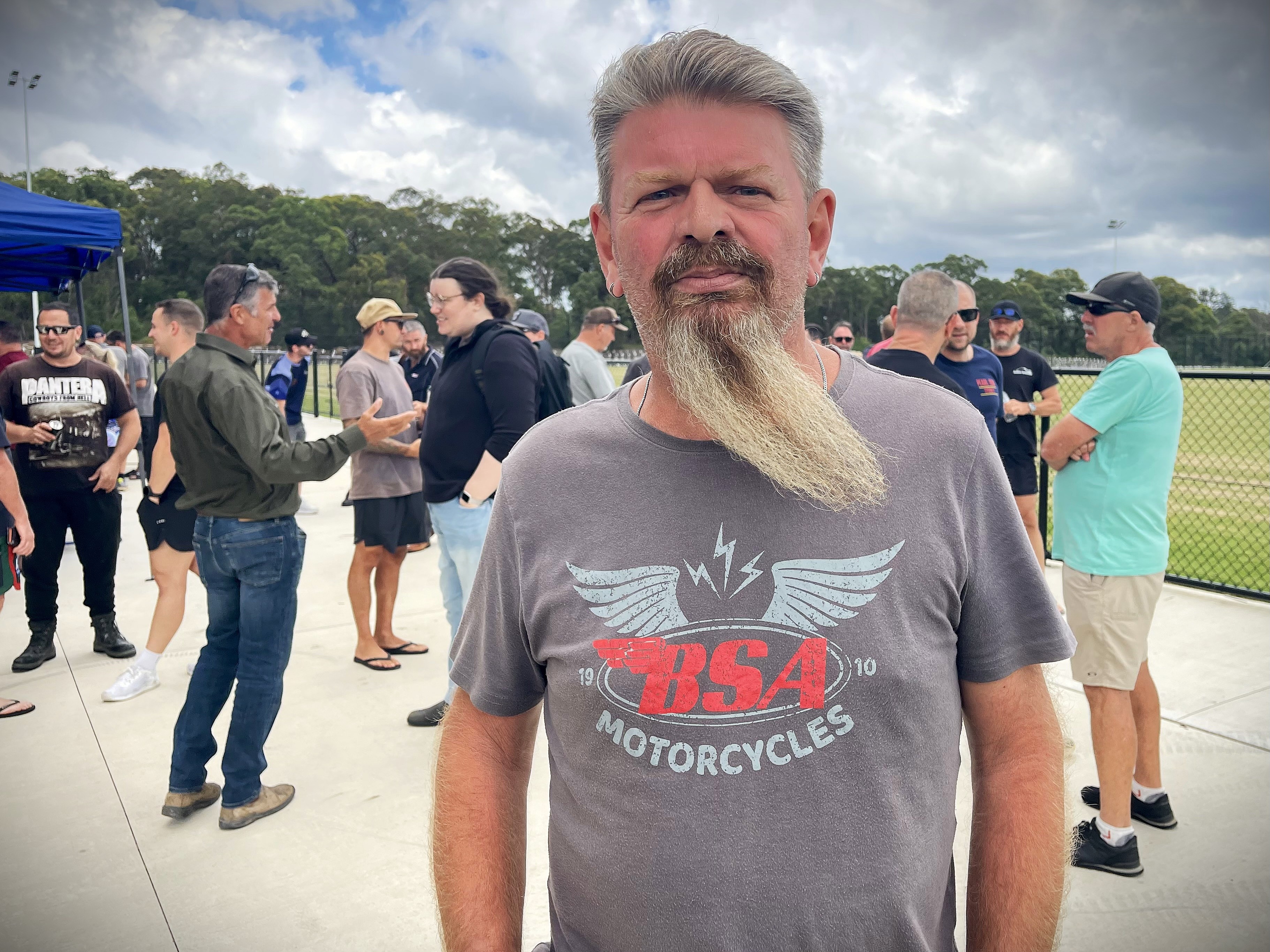 Un hombre con una larga barba gris mira a la cámara.
