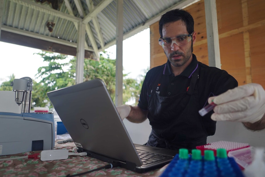 Dr David Perez-Guaita from Monash University analysing blood with the spectrometer in front of a dell laptop